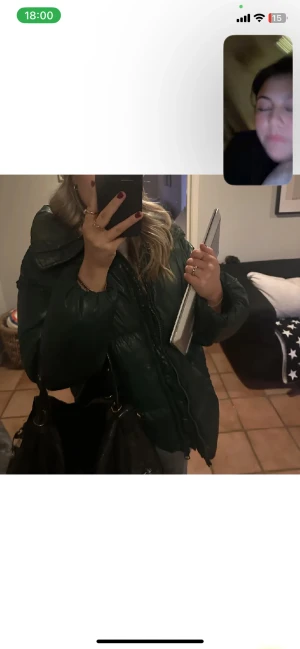 Grön vinter jacka  - Jätte fin grön vinterjacka. Är i storlek xxs men passar mig med vanligtvis medium i jackor. 