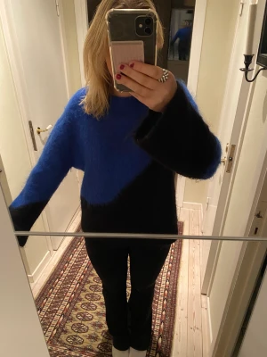 Tvåfärgad stickad tröja - Säljer denna super fina stickade tröjan från & Other Stories då jag inte använder den. Använd få tal gånger så den är som ny. Nypris 1300kr. Skriv för frågor💕Pris kan diskuteras💕