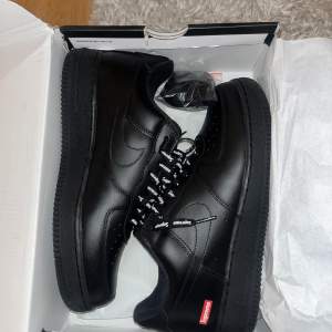 Supreme airforce 1 finns till salu!! Storlek 42 Kvitto finns