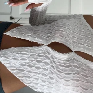 Fest topp - Vit super snygg öppen topp framtill. Kommer tyvärr inte till någon användning längre. Storlek M