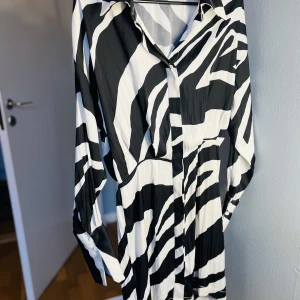Klänning Gina Tricot - Superfin knappt använd klänning från Gina Tricot, slutsåld. Superfin till julens fester!