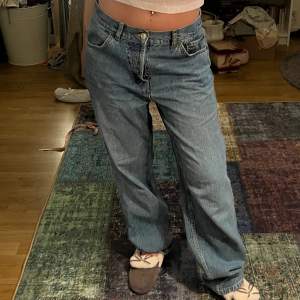 Supersnygga jeans från Asos. De är storlek W32L30. De är stora och sitter löst på mig som har 36. 