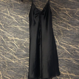 Svart fin klänning  - Klänning är i nytt skick och är köpt från bikbok