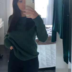 Stickad tröja  - Bra skick, liten tråd som är lös vid armen ( kolla på bild nmr 2 och 3). Betalning sker via swish och köparen står för frakt 