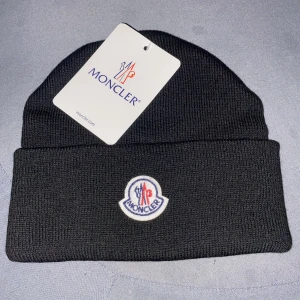 Moncler mössa  - Svart moncler mössa 