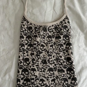 Brandy melville - En topp som tyvärr är för stor för mig då den va väldigt stor i storleken, skulle säga att den är i storlek m🥰