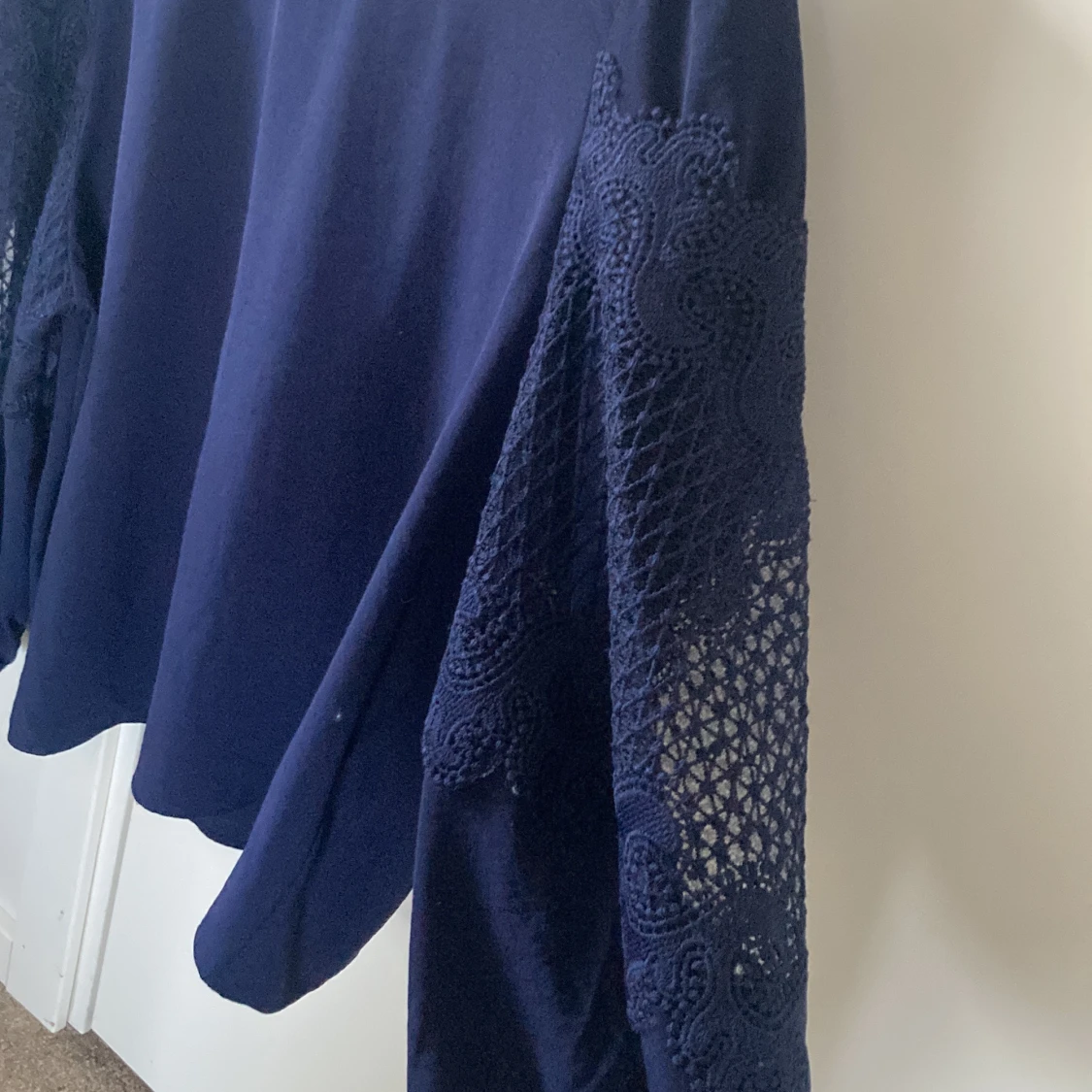 Blå blus med genomskinligt spets på armarna  - 91