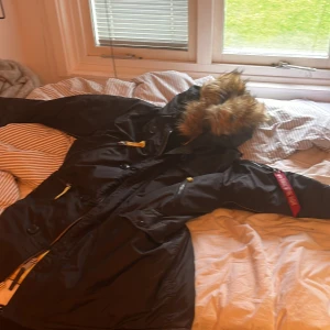 Aplha Industrie Jacka - Varm vinter jacka, har 5 fickor, rätt så stor i sig