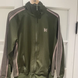 Needles track jacket - Needles track jacket i fint skick. Storlek L.