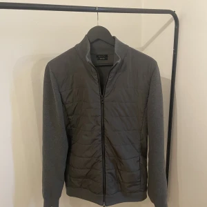 Cardigan - Skit snygg grå cardigan från Massimo Dutti som är perfekt nu under lite kallare dagar. Den är i storlek medium