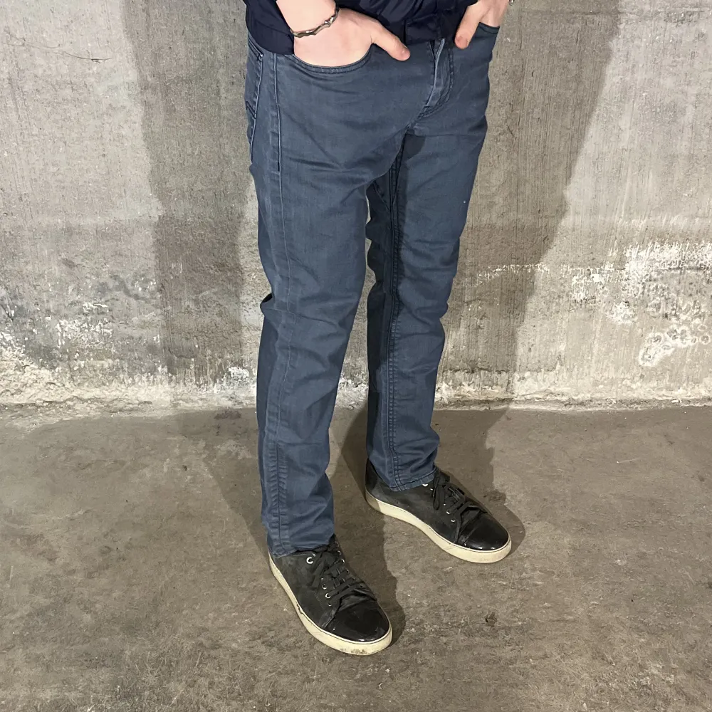 Levi’s jeans 511 i färgen blå. Storlek 31/30 och modellen på bilden är 182 cm. Fint skick, nypris 1099, köp för endast 299kr. Jeans & Byxor.
