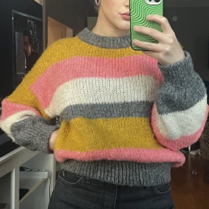 Stickad tröja från Gina Tricot - Tröja från Gina tricot. Lite nopprig men annars fint skick. Strl M. 
