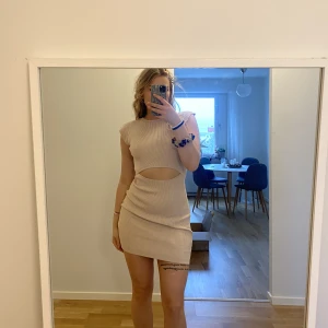 Beige klänning  - Endast testad Frakt tillkommer 