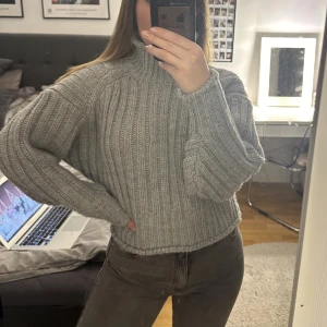 Grå stickad tröja - Säljer denna fina stickade tröjan ifrån hm. Den är som ny, jag har använt den en gång. Supermysig och fin polokrage. Strl M