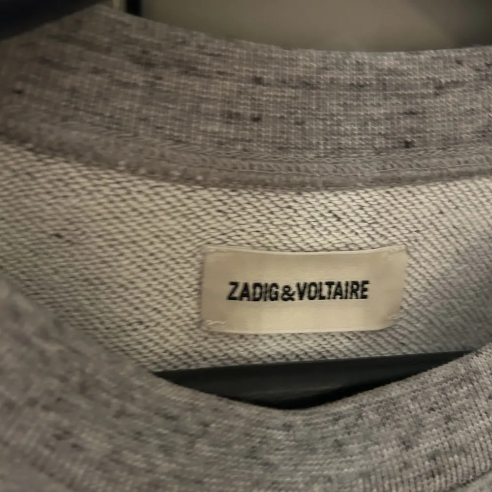 Säljer denna sååå fina sweatshirt från Zadig,den är i väldigt bra skick och så söt😍😍. Tröjor & Koftor.