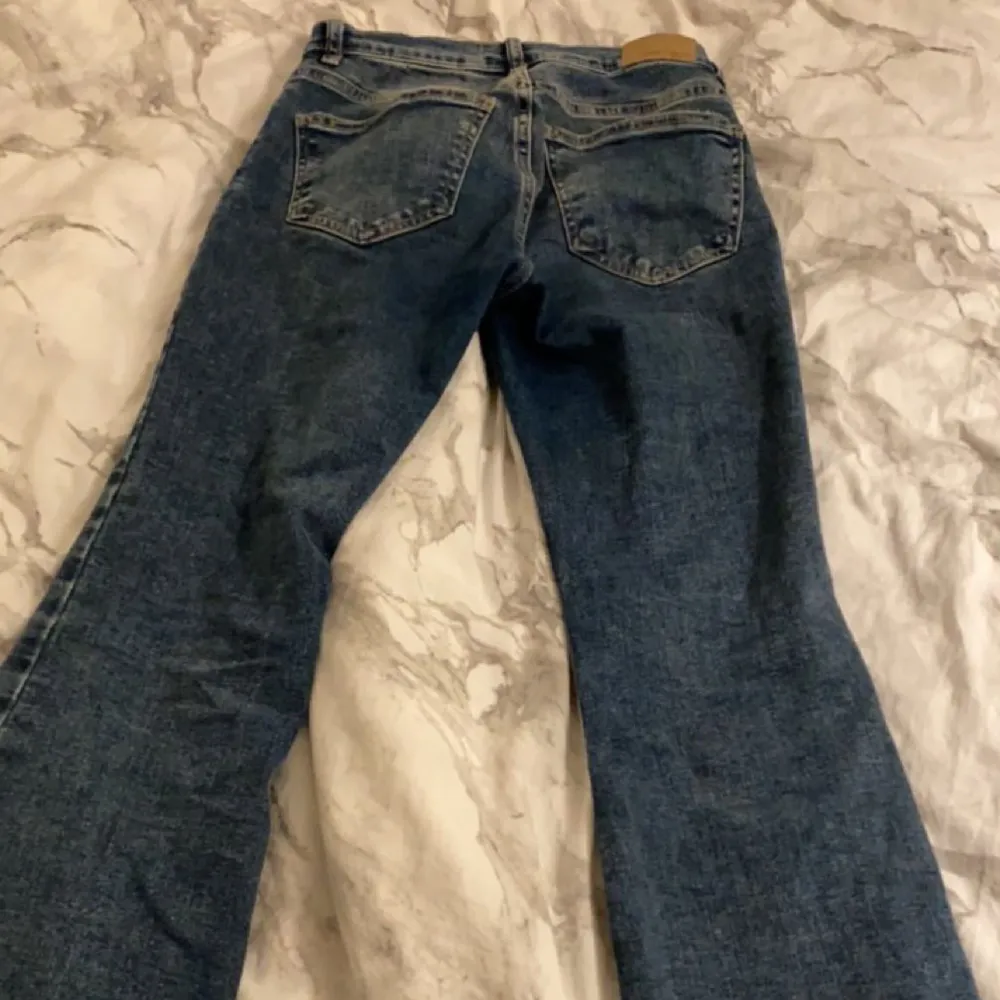 Säljer dessa fina bootcut jeans från gina tricot då dem ej kommer tilll någon användning längre💕 Pris kan diskureras och tveka inte vid frågor. Jeans & Byxor.