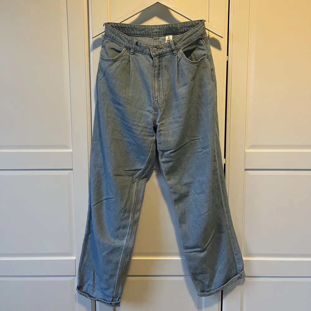 Tunna jeans från hm i loose modell. . Jeans & Byxor.