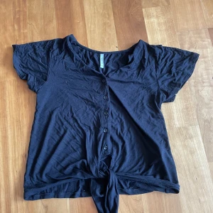 justerbar blus - jätte söt och väldigt skönt material, köpt ifrån ullared för några år sedan dock har den för det mesta samlat damm längst in i min garderob 