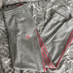 Adidas mjukisbyxor  - Dessa mjukisbyxor från adidas har jag använt 2-3 gånger. Är köpta på Kids Brandstore i storlek 176 men passar Xs/S med. Köpte för: 599, mitt pris: 300kr.