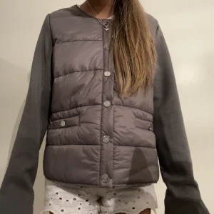 Cardigan/jacka  - Intressekoll på denna jättefina cardigan jackan som är använd max 2gånger köptes nyligen! Nypris 1700kr Kan gå ner i pris via snabbaffär 