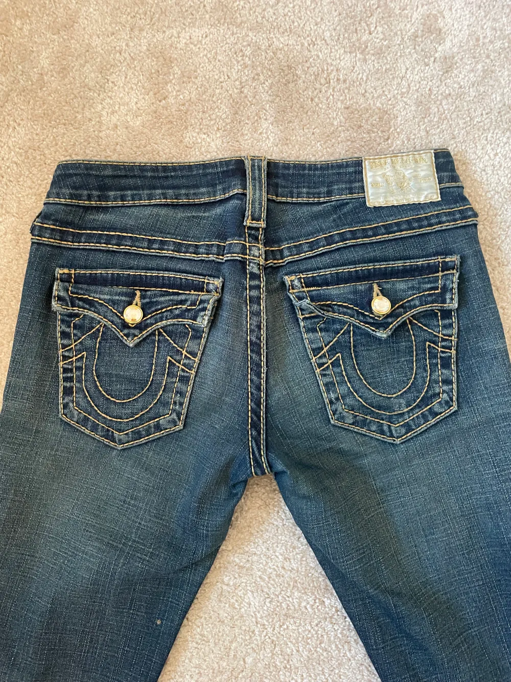 Såååå balla low waist True Religion jeans med unika detaljer vid fickorna!! Dem är inte i en skinny modell utan mer åt straight-bootcut hållet ❤️Mycket bra skick och köpta för 950kr. Skriv för frågor!❤️. Jeans & Byxor.