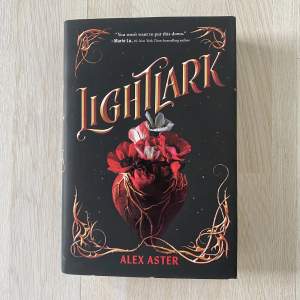 Jag säljer Lightlark, en fantasy bok som var väldigt populär på booktok under en period. Den är helt i nyskick och är snygg även under omslaget. Boken är på engelska och frakt tillkommer, men kan mötas upp eller samfrakta vid köp av flera saker☺️