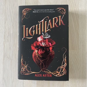 Lightlark av Alex Aster - Jag säljer Lightlark, en fantasy bok som var väldigt populär på booktok under en period. Den är helt i nyskick och är snygg även under omslaget. Boken är på engelska och frakt tillkommer, men kan mötas upp eller samfrakta vid köp av flera saker☺️