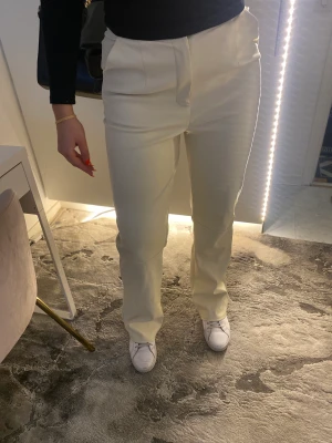 Beige läderbyxor  - Läderbyxor från Nelly. Straight fit, high Waist. Storlek 36. Nytt skick. 