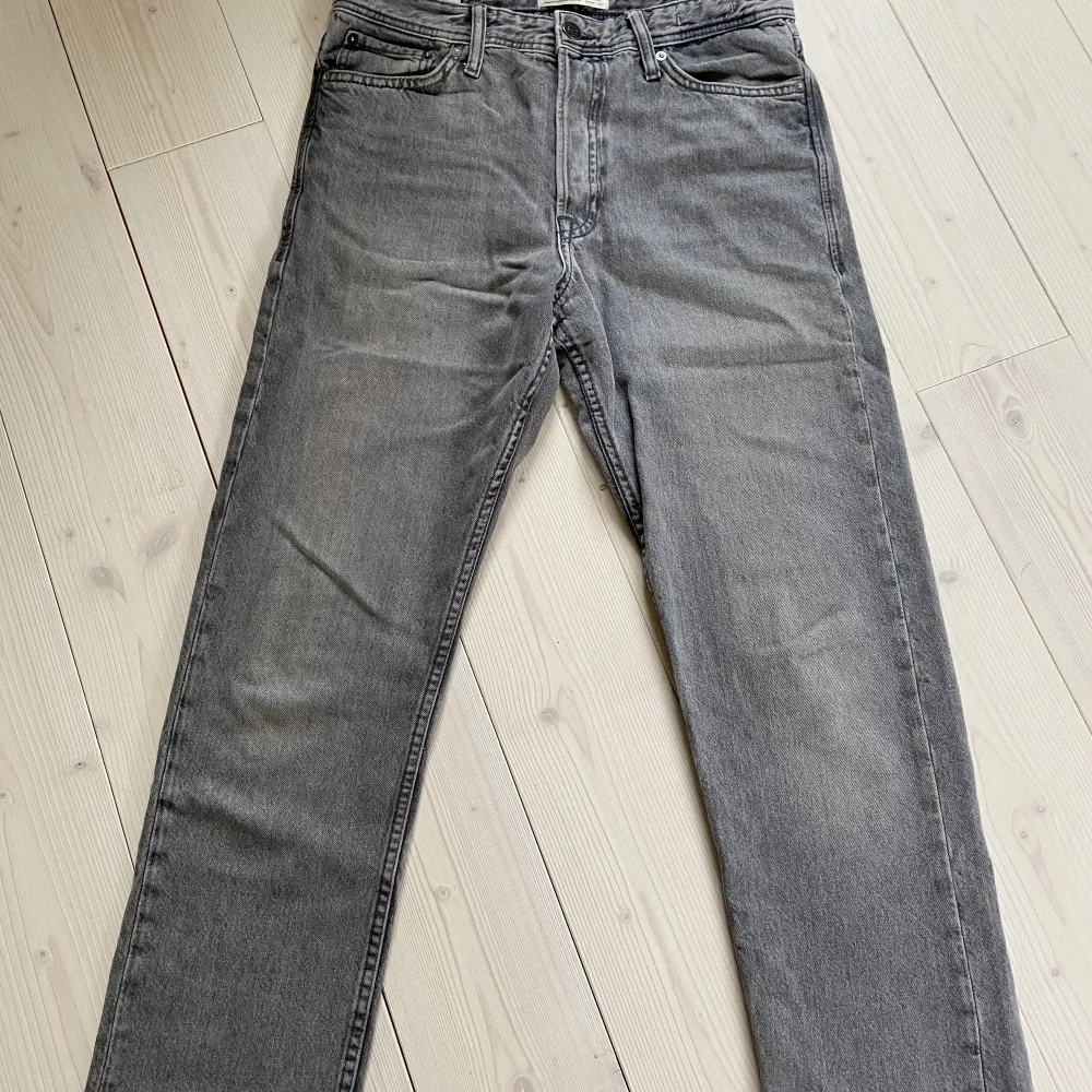 Fina gråa jeans från jack and jones. Regular fit. Max använda 3 gånger. Säljer för att jag alldrig använder dom. Nysjick! Köpte i butik för 600kr.. Jeans & Byxor.