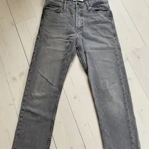 Fina gråa jeans från jack and jones. Regular fit. Max använda 3 gånger. Säljer för att jag alldrig använder dom. Nysjick! Köpte i butik för 600kr.
