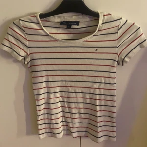 Tommy hilfiger t shirt - Super söt tröja från Tommy hilfiger 