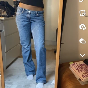 Lågmidjade jeans - Säljer dessa snygga lågmidjade jeansen ifrån weekday i modellen arrow. I strl 28x32 men passar mig som vanligtvis har strl 27. Endast använda 2 gånger och därmed i nyskick. Nypris 590kr❤️