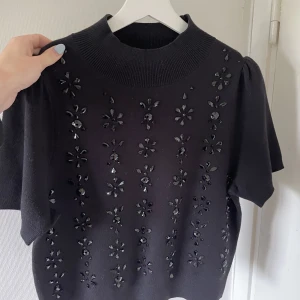 Svart topp - Jag säljer denhär stickade svarta toppen med paljetter på. Den är i jätte bra skick och väldigt fin. Den är från & other stories💗