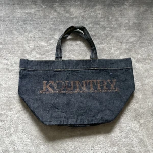 Kapital kountry duffel - Skitsnygg liten kapital duffelbag direkt från Japan! Relativt bra skick. Skriv vid intresse eller frågor✌️ glöm inte kolla in min profil och följ för mer kläder 😊 pris kan nästan alltid diskuteras