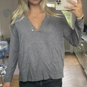 Stickad tröja! - Den perfekta stickade tröjan, passar till allt! Så fin verkligen och i merino wool 🤍 Står L men sitter som en M! 