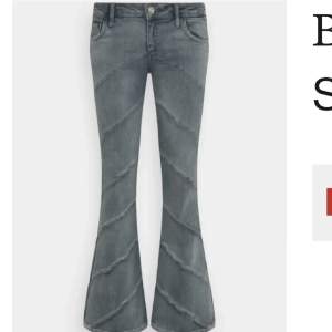 Säljer dessa jeans med detaljer, jättesnygga men tyvärr var de för korta för mig. Jeansen är slutsålda, skriv för egna bilder, byter gärna mot en annan längd!!