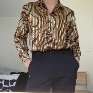 Tigerskjorta:) - En tigerrandig skjorta från ”Okief&Okief”. See through med spår av glittrigt guld!