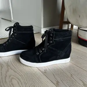 Dessa sneakers är liknande Isabel marant skor och är endast använda 1 gång så de är i helt nyskick.💕💕