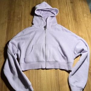 Hoddie - Lila croppad zip-hoddie från H&M, använd fåtal gånger