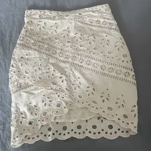 Säljer denna snygga kjol. Sitter så smickrande, säljer då den inte längre kommer till användning. Färgen är lite svår att se, men den är typ lite vit-beige😊