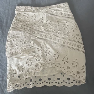 Kjol - Säljer denna snygga kjol. Sitter så smickrande, säljer då den inte längre kommer till användning. Färgen är lite svår att se, men den är typ lite vit-beige😊