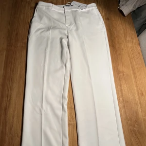 Kostymbyxor  - Vita kostymbyxor, helt nya, säljer för att dom var för stora för mig så endast provade💗