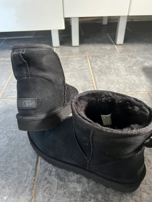 Ugg - säljer då de inte passar mig längre. de är inte använda i någon snö mer småregn o höstperioden. strl 39 950kr - går att diskutera vid snabb affär