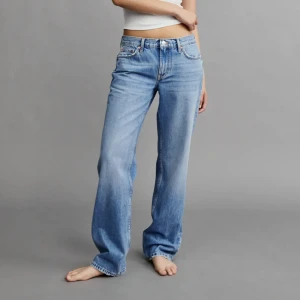 Low waist jeans med rak passform - Säljer ett par Low waist jeans med rak passform från Gina tricot. Jättefina i skicket. Skriv privat för fler bilder🥰