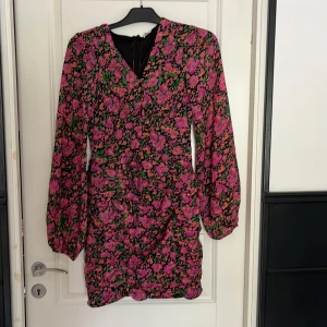 Klänning - Jättefin klänning. Använd en kväll, så jättefint skick. 