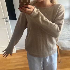 Kashmir tröja  - Säljer denna snygga Kashmir tröjan med lite glitter i från Caroll. Den kommer inte till användning längre men är i bra skick. Storlek L men passar mig som är S. Pris 550 kr + 60 kr frakt 