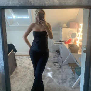 Fin tub topp i silke  - Fin tub topp i silke med detaljer. Säljer då den inte kommer till användning. Lappen är kvar så toppen är som ny. Den är från Zara i storlek XS. Nypris 239 säljer för 150