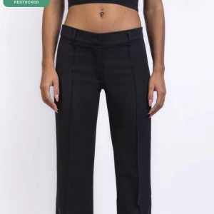 Lågmidjade kostymbyxor - Säljer mina lågmidjade kostymbyxor från madlady då dom är lite stora på mig, storlek 34 regular❤️ lägger ut igen för gratis frakt om man köper via köp nu❤️