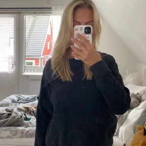 Sweatshirt  - Svart sweatshirt från lager157🌟