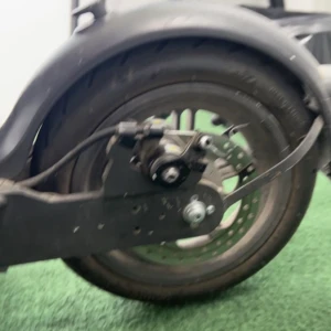 Scooter 1s  - Hej säljer min väns scooter 1s o möts bara i Stockholm Solna funkar jätte bra du får laddare med o allt bara den har inte reflexer där bak säljer för 2300 köpt för 4200